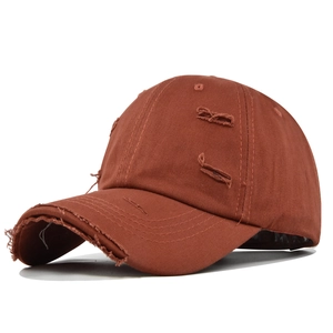 Détails de casquette baseball vintage avec effet usé, déchirures et bord effiloché