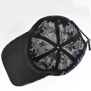 Vista interna de gorra de béisbol con encaje floral transpirable y costuras reforzadas