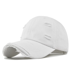 Détail d'une casquette de baseball blanche en coton avec bords usés et texture déchirée