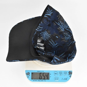 Gorra de béisbol de encaje en una báscula digital con un peso de unos 65,4g
