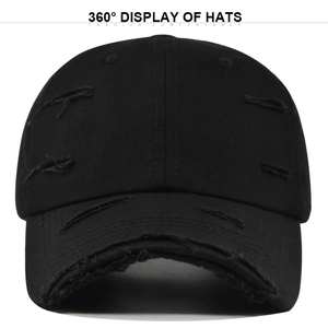 Gros plan sur les détails usés et les trous d'une casquette de baseball noire vintage