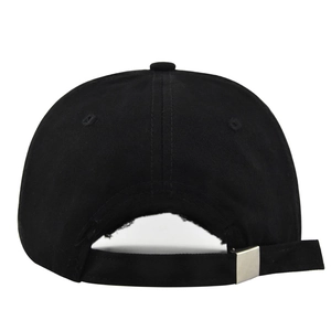 Casquette de baseball noire usée avec boucle métallique réglable et trous de ventilation