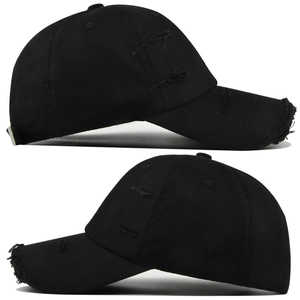 Détails de vue latérale d'une casquette noire usée avec des déchirures et des trous