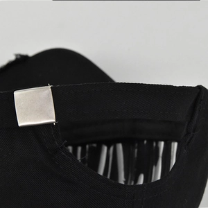 Détail arrière d'une casquette noire avec tissu en coton et boucle métallique