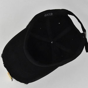 Détail du bord usé et de la doublure intérieure 100 % coton de la casquette noire