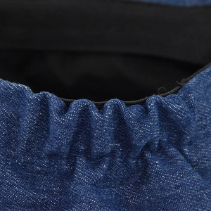 Detail van blauwe denim pet met elastische band en hoogwaardige binnenvoering textuur