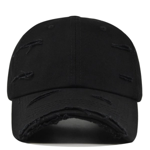 Casquette de baseball noire usée avec déchirures et style rétro vintage urbain