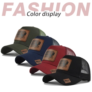 Dettaglio di vari colori di cappelli trucker in rete con toppa in pelle con gallo ricamato