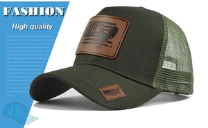 Dettaglio del cappello trucker verde militare con retro in rete e toppa in pelle di gallo