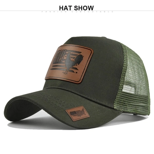 Dettaglio della toppa in pelle con gallo e rete traspirante su cappello trucker verde