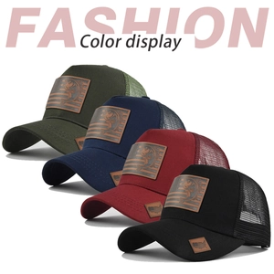 Dettaglio dei cappellini trucker con toppe in pelle e rete traspirante in quattro colori