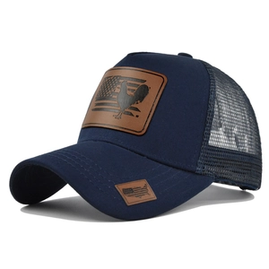 Dettaglio del cappellino trucker blu navy con patch in pelle di gallo e rete traspirante