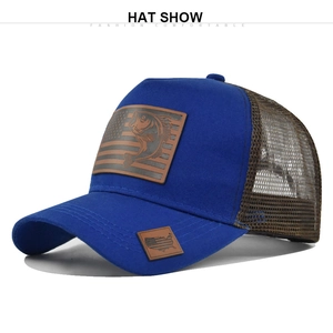 Dettaglio del cappello trucker blu con patch pesce e rete traspirante posteriore