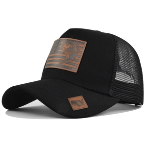 Dettaglio della toppa in pelle con motivo a pesce su cappellino trucker nero in mesh