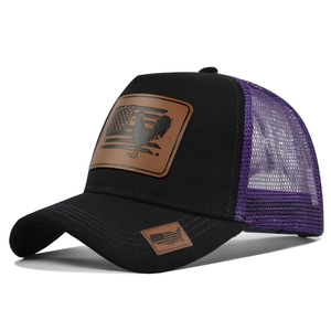 Dettaglio di un cappello trucker con toppa in pelle di gallo e rete viola traspirante