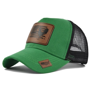 Dettaglio del cappello trucker verde con toppa in pelle di gallo e rete nera traspirante