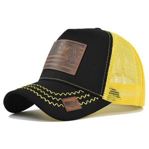 Dettaglio cappello trucker con toppa pesce, rete gialla e ricamo ondulato sulla visiera