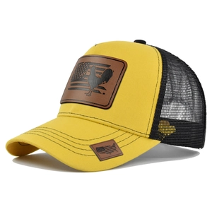 Dettaglio della trama del cappello trucker con toppa in pelle di gallo e rete