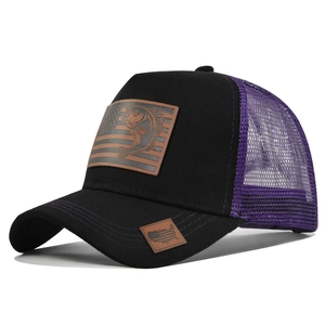 Dettaglio cappello trucker con patch in pelle pesce e rete viola traspirante