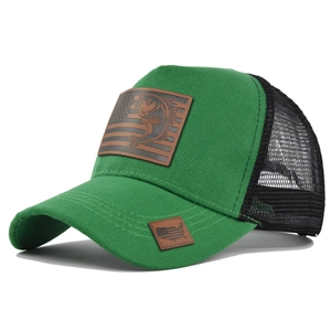 Dettaglio del cappello trucker verde con patch in pelle, pesce persico e bandiera USA