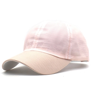 Dettaglio ravvicinato di un cappellino da baseball estivo in mesh rosa chiaro traspirante