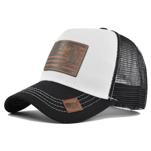 Dettaglio laterale del cappello trucker con patch in pelle USA e rete traspirante