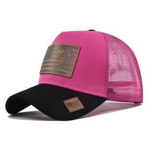 Dettaglio del cappellino trucker rosa con toppa in pelle di branzino e bandiera USA