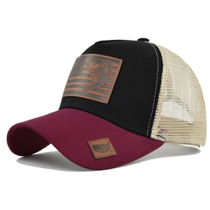 Dettaglio del cappellino trucker con patch in pelle di pesce e bandiera USA