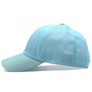 Dettaglio cappellino da baseball a rete azzurro con trama traspirante e visiera curva