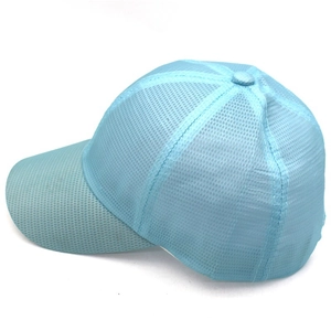 Vista laterale di un cappello da baseball in mesh azzurro traspirante per l'estate
