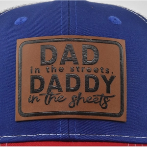 Ρετρό καπέλο DAD DADDY με μπλε σώμα κόκκινο γείσο και λεπτομέρεια από δερμάτινο σήμα