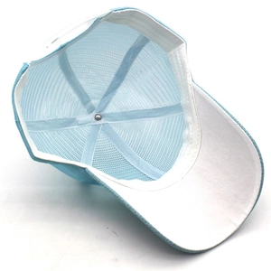 Berretto parasole traspirante in mesh celeste con visiera bianca e design a 6 pannelli