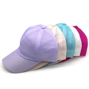Cappellino da sole traspirante in rete per donna in vari colori inclusi rosa e blu