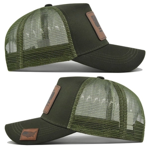 Dettaglio del cappellino trucker verde militare con toppa in pelle della bandiera