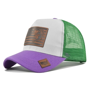 Dettaglio del cappello trucker color-block con rete e patch in pelle di pesce