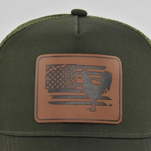 Cappellino trucker verde scuro con toppa in pelle di gallo e dettaglio bandiera USA