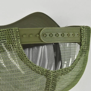 Dettaglio del cappello trucker verde oliva con pannelli in rete e chiusura a scatto