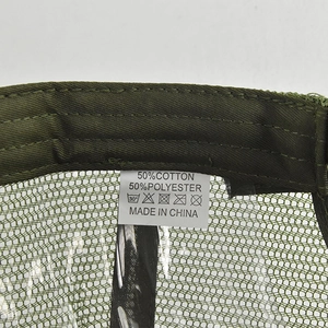 Dettaglio dell'etichetta in tessuto bianco all'interno di un cappello trucker verde scuro