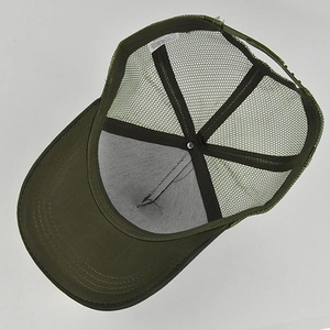 Dettaglio interno del cappello trucker verde militare con materiale in poliestere e cuciture