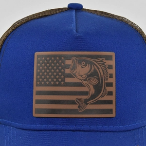 Cappello trucker blu con toppa in pelle bandiera americana e pesce