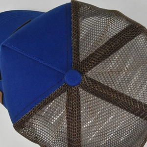Vista dall'alto del cappellino bicolore con tessuto blu reale e rete marrone