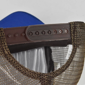 Dettaglio della chiusura snapback regolabile e della rete marrone del cappello trucker