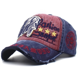 Vintage rood en blauw gewassen katoenen baseballpet met geborduurde patch en rafelrand