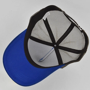 Dettaglio della struttura interna del cappellino trucker blu e marrone con retro a rete