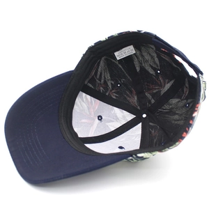 Detail der Innenseite einer geblümten Baseballkappe mit Schweißband und Baumwolletikett