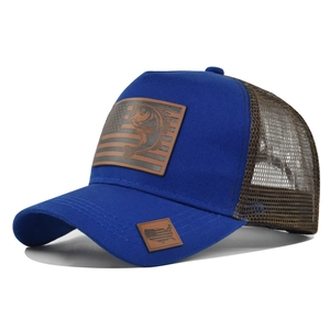 Cappellino trucker blu reale con toppa in pelle di pesce e rete marrone posteriore