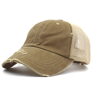 Vue détaillée de la casquette queue de cheval en coton lavé avec filet et effet vieilli
