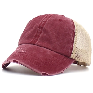 Détail du bord usé et du filet respirant beige sur une casquette de baseball en coton délavé