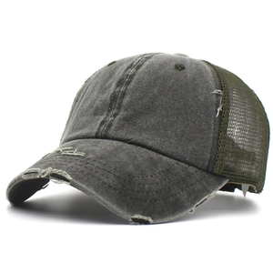 Détail du coton délavé vieilli et du filet respirant vert olive sur la casquette de baseball