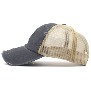 Détail latéral d'une casquette trucker en coton délavé avec maille et usure style